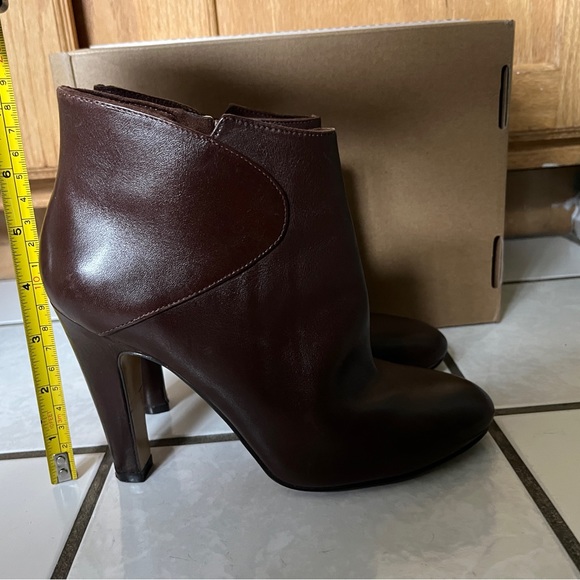 Booties size 5 1/2 M. - Picture 3 of 6